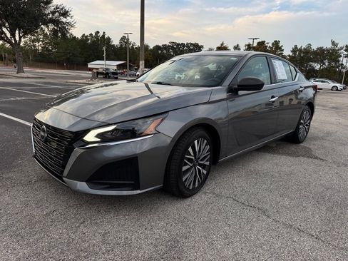 Used 2024 Nissan Altima 2.5 SV image 3