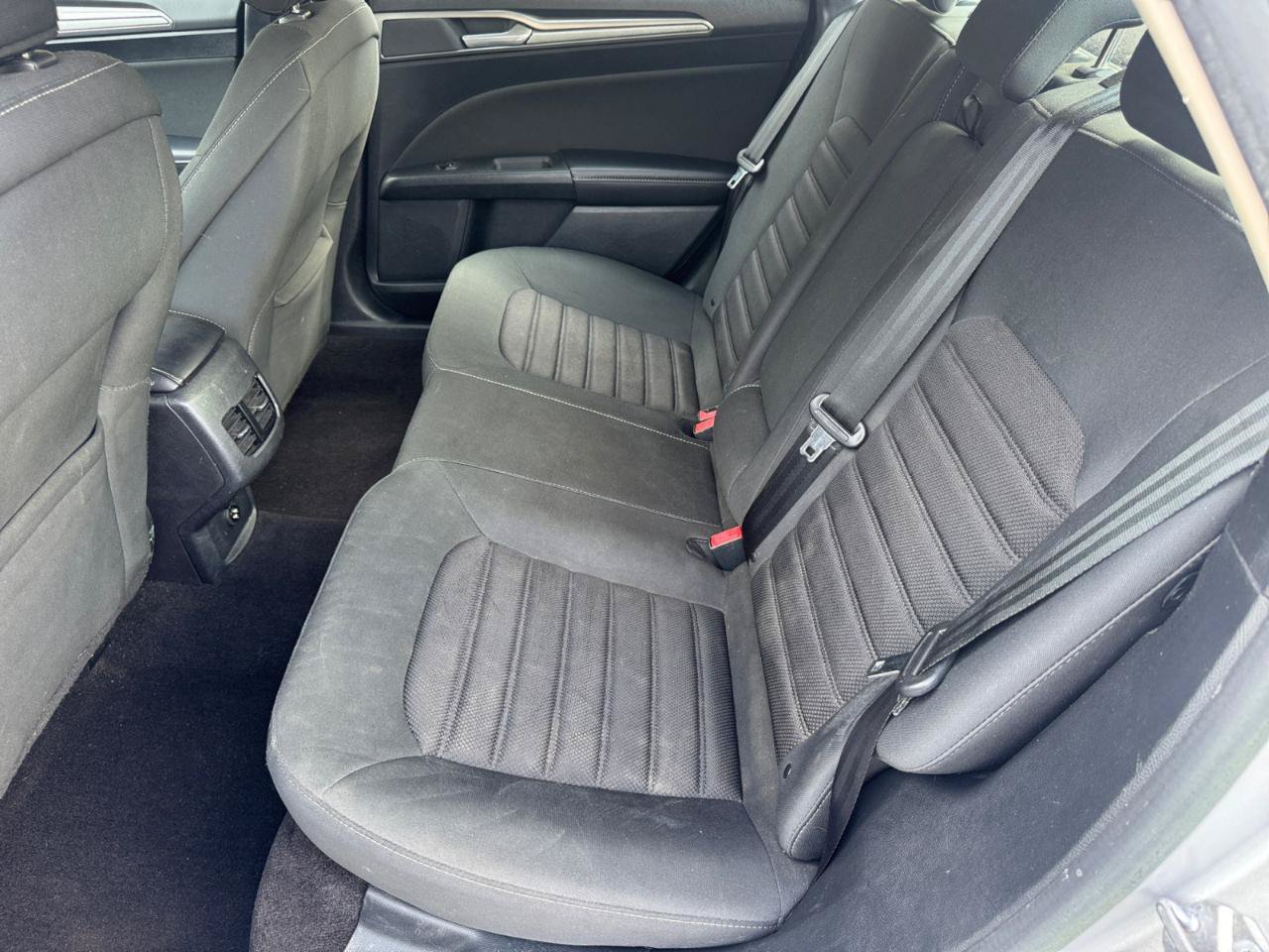 Used 2019 Ford Fusion SE FWD image 6