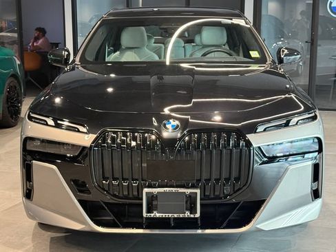 Used 2023 BMW 760i xDrive AWD/4WD image 2
