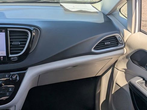 Used 2023 Chrysler Pacifica Touring-L image 17