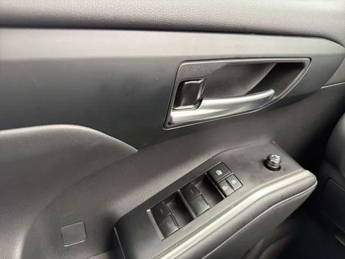 Used 2024 Toyota Highlander XLE image 17