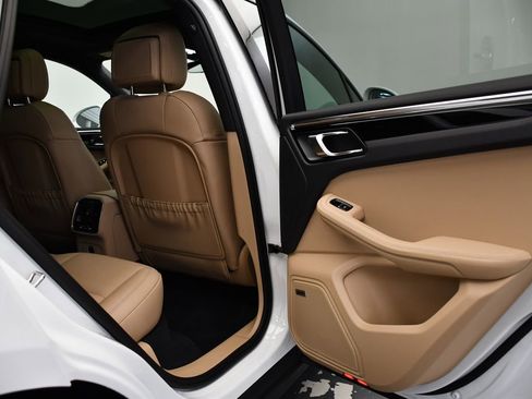 Used 2025 Porsche Macan image 48