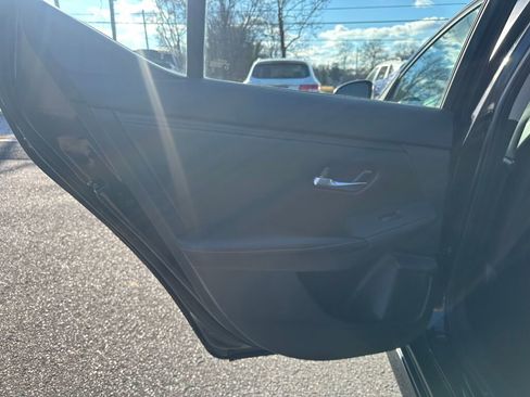 Used 2023 Nissan Sentra SR w/ SR Premium Package image 21