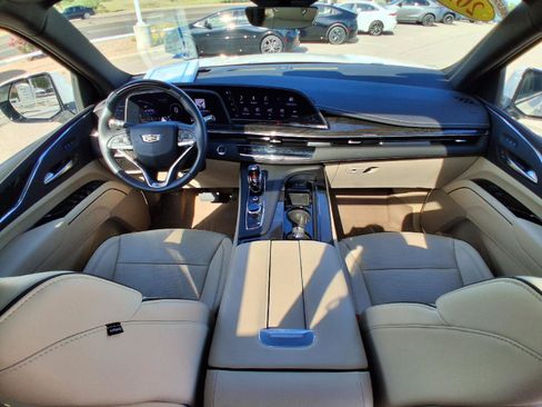 Used 2023 Cadillac Escalade Premium Luxury AWD/4WD image 33
