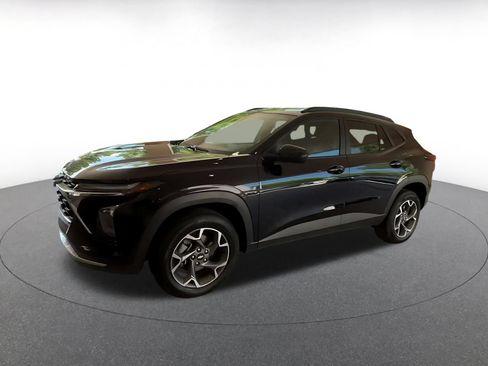 Used 2025 Chevrolet Trax LT FWD image 8