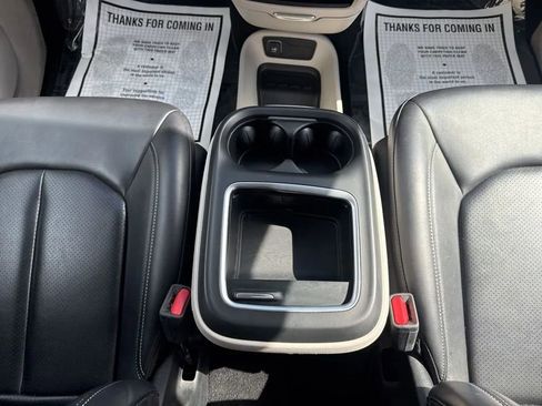 Used 2023 Chrysler Pacifica Touring-L image 24