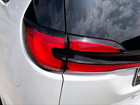 Used 2023 Chrysler Pacifica Touring-L FWD image 48