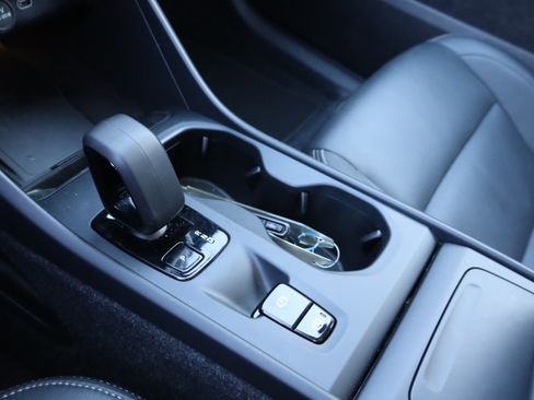 Used 2025 Volvo XC40 B5 Core image 28