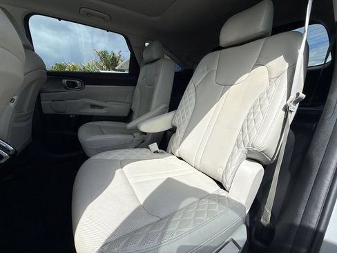 Used 2023 Kia Sorento SX AWD/4WD image 16
