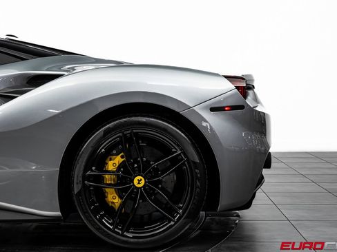 Used 2018 Ferrari 488 GTB image 18