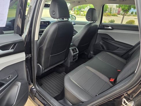 Used 2023 Volkswagen Taos SE w/ Panoramic Sunroof Package FWD image 16