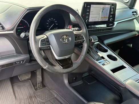 Certified 2022 Toyota Sienna XSE w/ XSE Plus Package FWD image 4
