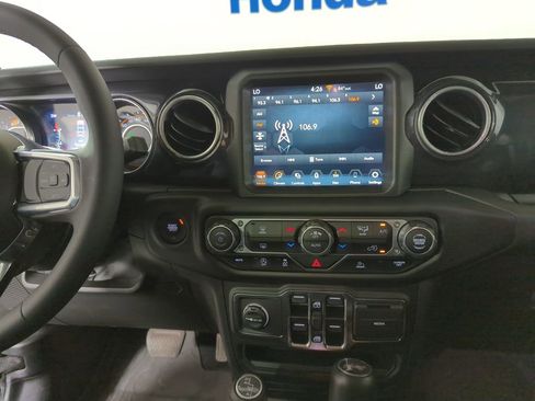 Used 2023 Jeep Wrangler Altitude image 13