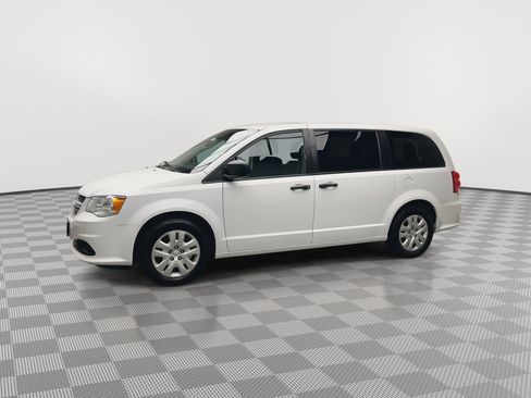 Used 2020 Dodge Grand Caravan SE w/ Rear Park Assist Package image 27