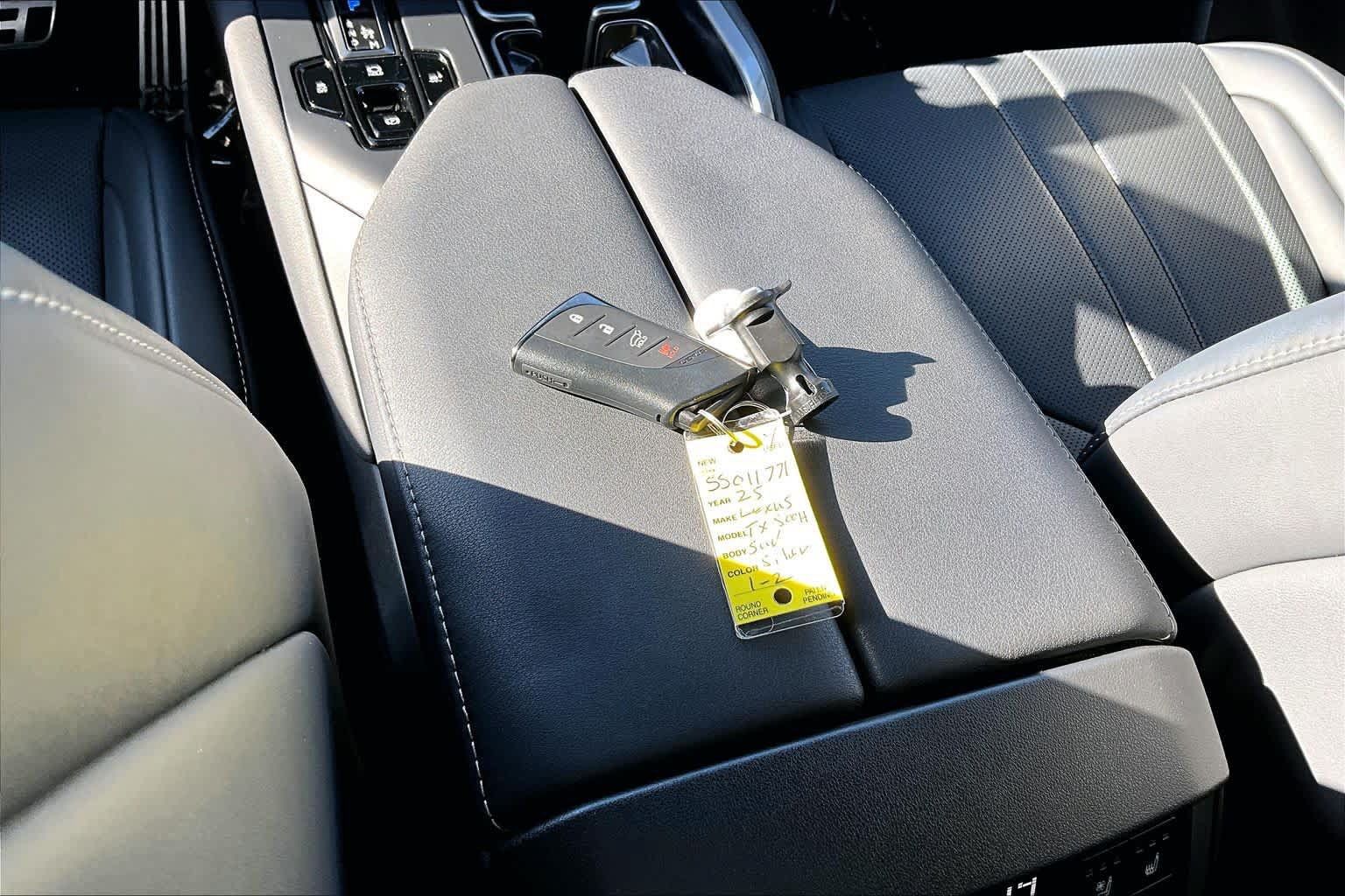 Used 2025 Lexus TX 500h AWD w/ Technology Package image 15