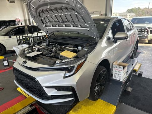 Used 2024 Toyota Corolla SE FWD image 2