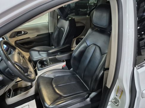 Used 2023 Chrysler Pacifica Touring-L FWD image 19