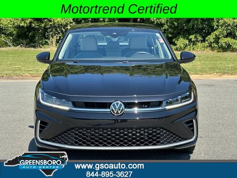Used 2025 Volkswagen Jetta SE FWD image 10