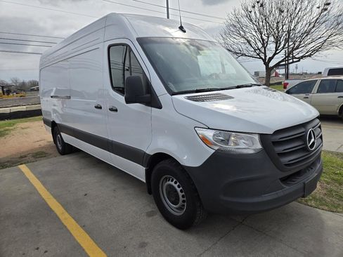 Used 2024 Mercedes-Benz Sprinter 2500 image 2