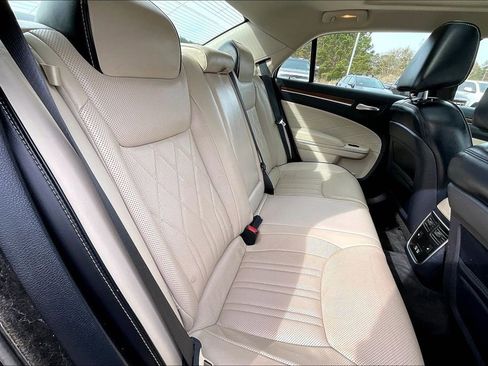 Used 2019 Chrysler 300 C w/ Safetytec Plus Group image 27