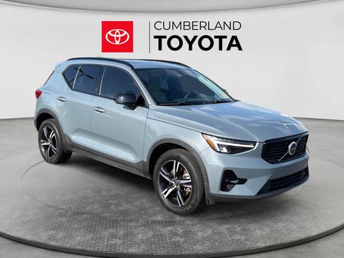Used 2023 Volvo XC40 B5 Plus AWD/4WD image 4