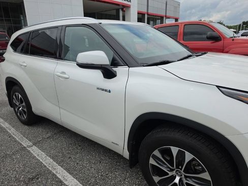 Used 2020 Toyota Highlander XLE AWD/4WD image 8
