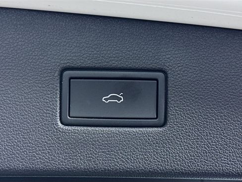 Used 2024 Volkswagen Tiguan SE image 31