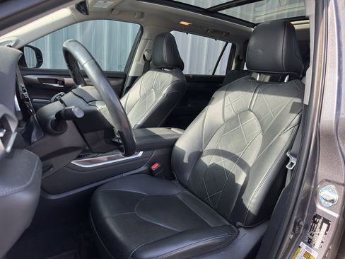 Certified 2021 Toyota Highlander Platinum AWD/4WD image 8