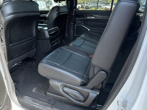 Used 2024 Jeep Wagoneer 4WD w/ Premium Group I image 25