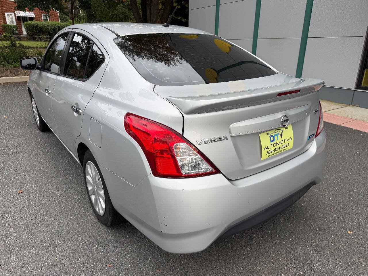 Used 2016 Nissan Versa SV FWD image 4