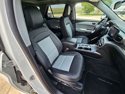 Used 2022 Ford Explorer XLT w/ Equipment Group 202A image 31