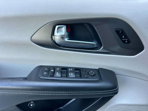 Used 2023 Chrysler Pacifica Touring-L FWD image 11