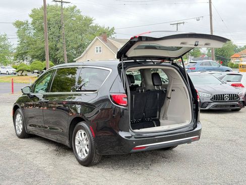 Used 2023 Chrysler Pacifica Touring-L FWD image 36