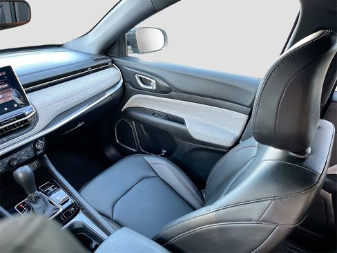 Used 2024 Jeep Compass Latitude image 21