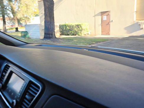 Used 2020 Kia Sedona LX image 27