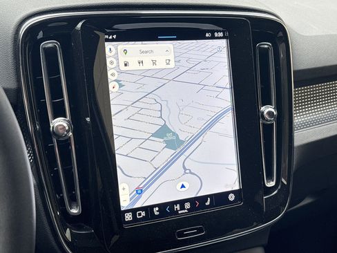 Used 2025 Volvo XC40 B5 Plus image 24