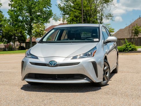 Used 2021 Toyota Prius XLE FWD image 1