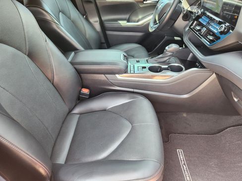 Used 2021 Toyota Highlander Limited FWD image 12