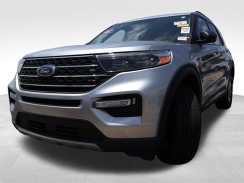 Used 2024 Ford Explorer XLT w/ Equipment Group 202A AWD/4WD image 4