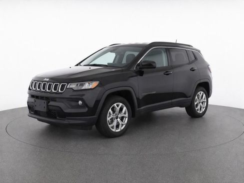 Used 2025 Jeep Compass Latitude w/ Sun & Sound Group AWD/4WD image 6
