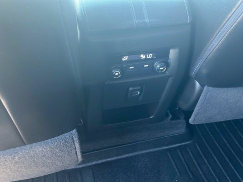 Used 2023 Chevrolet Traverse LT FWD image 16