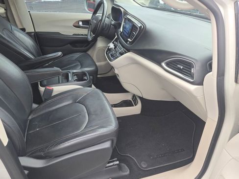 Used 2017 Chrysler Pacifica Touring-L w/ Tire & Wheel Group image 4