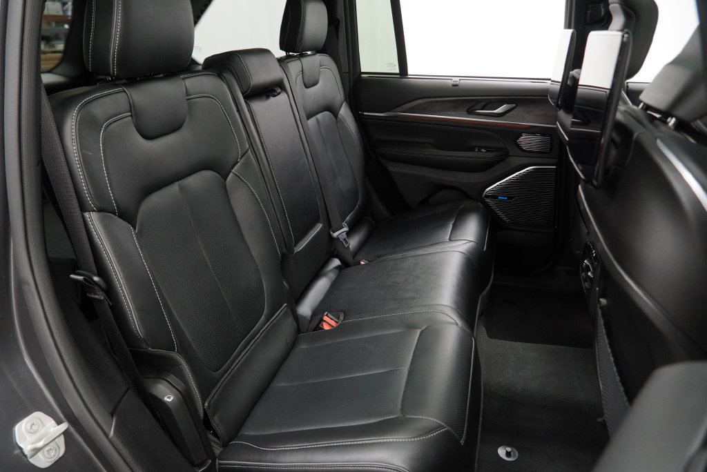 Used 2023 Jeep Grand Cherokee Overland w/ Advanced Protech Group III AWD/4WD image 42