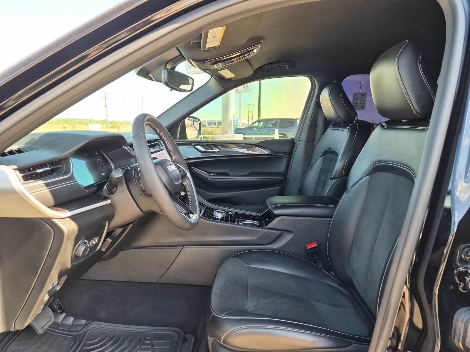 Used 2023 Jeep Grand Cherokee Altitude AWD/4WD image 9