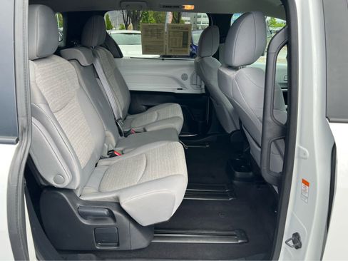 Used 2025 Toyota Sienna LE FWD image 24