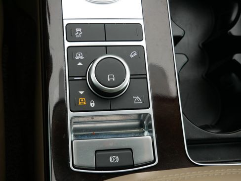 Used 2020 Land Rover Range Rover HSE image 24