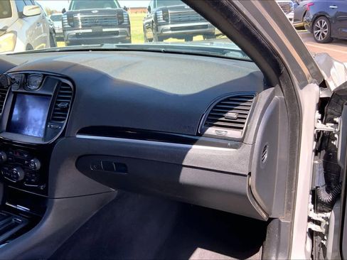 Used 2019 Chrysler 300 S image 19