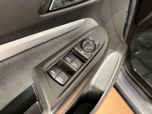 Used 2022 Chevrolet Bolt EUV LT w/ Comfort Package FWD image 16