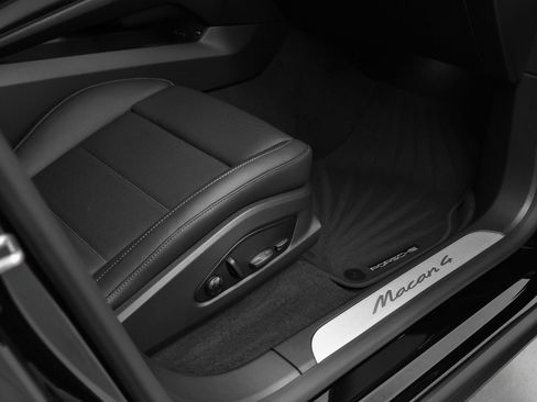 Certified 2025 Porsche Macan 4 Electric image 19