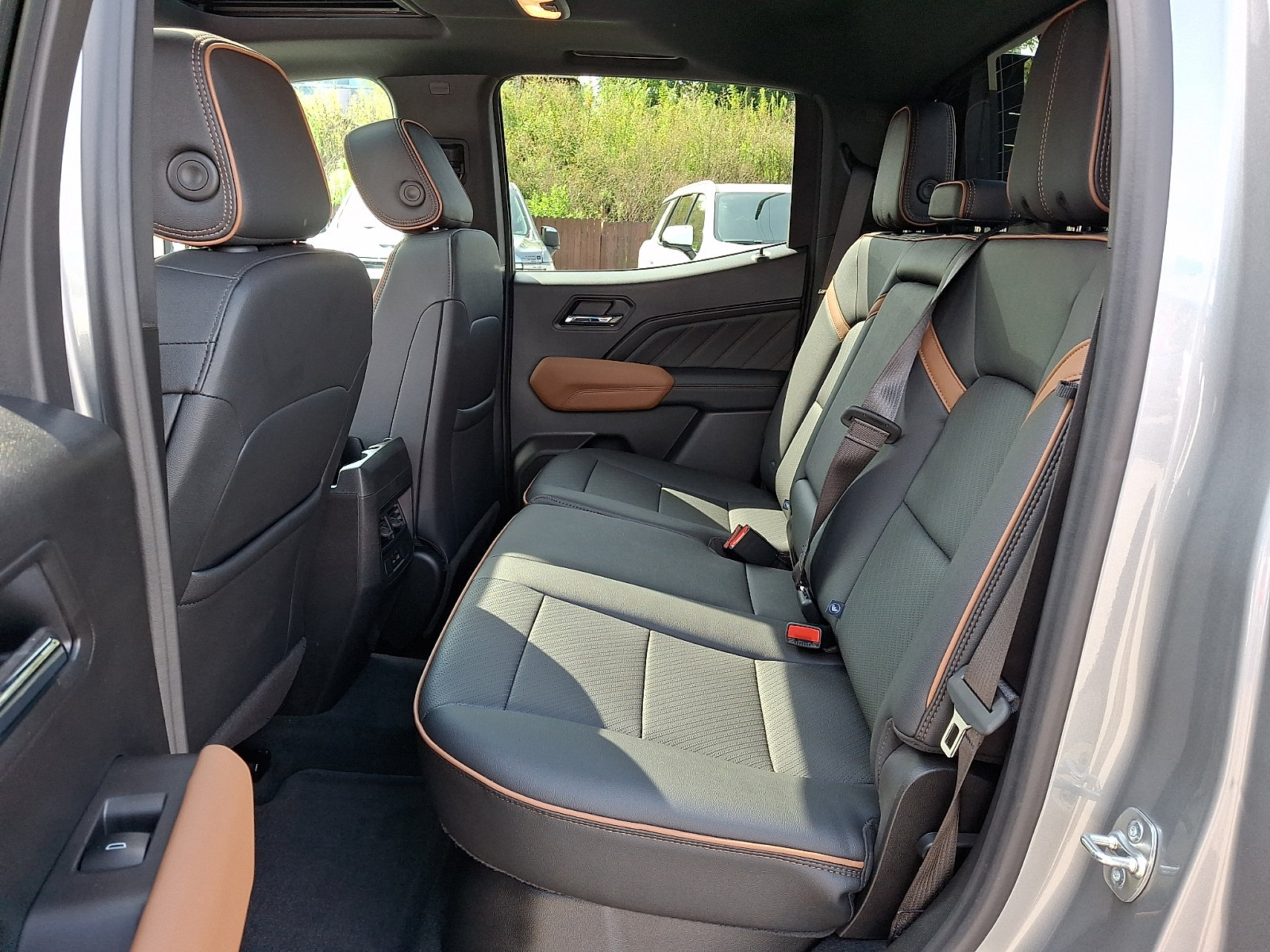 Certified 2025 GMC Canyon AT4 w/ Nightfall Edition AWD/4WD image 10
